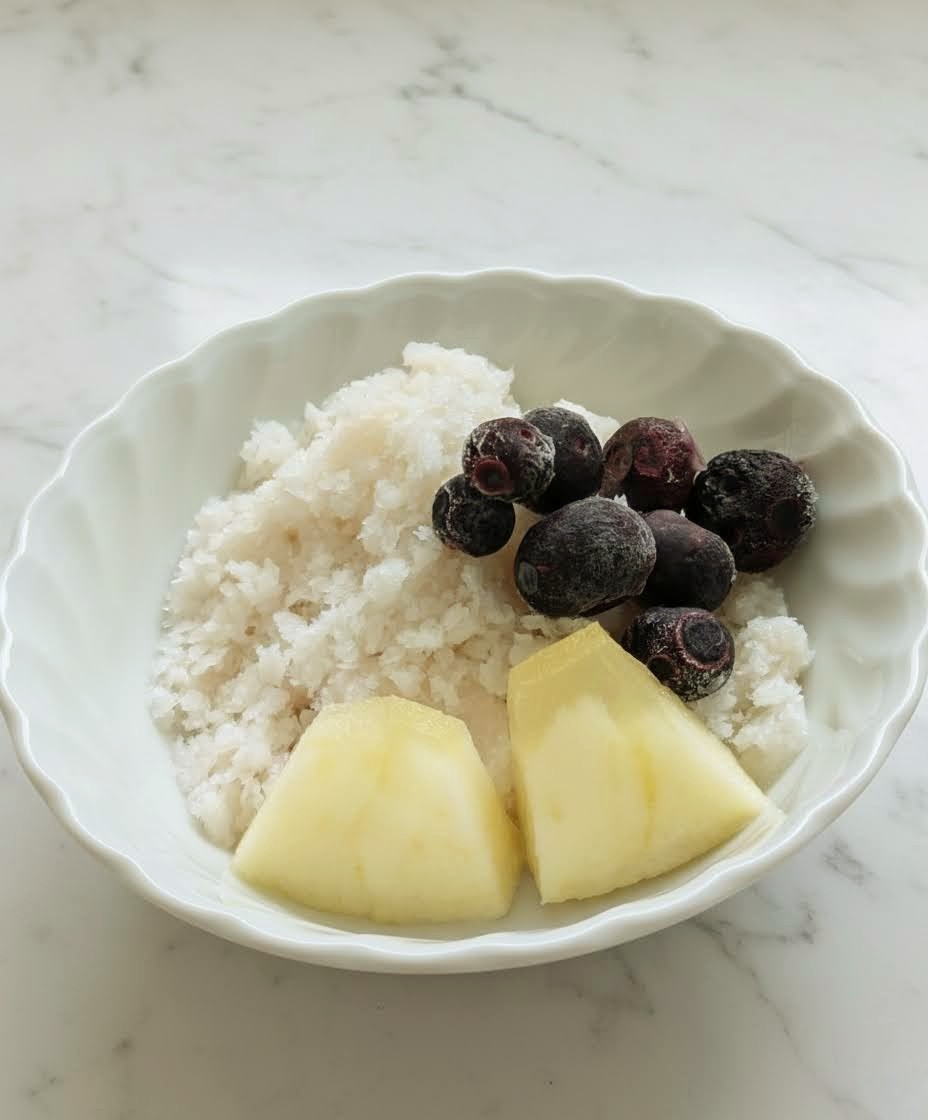 アーモンド効果とはちみつで作った自家製シャーベットにブルーベリーとリンゴを添えた完成写真